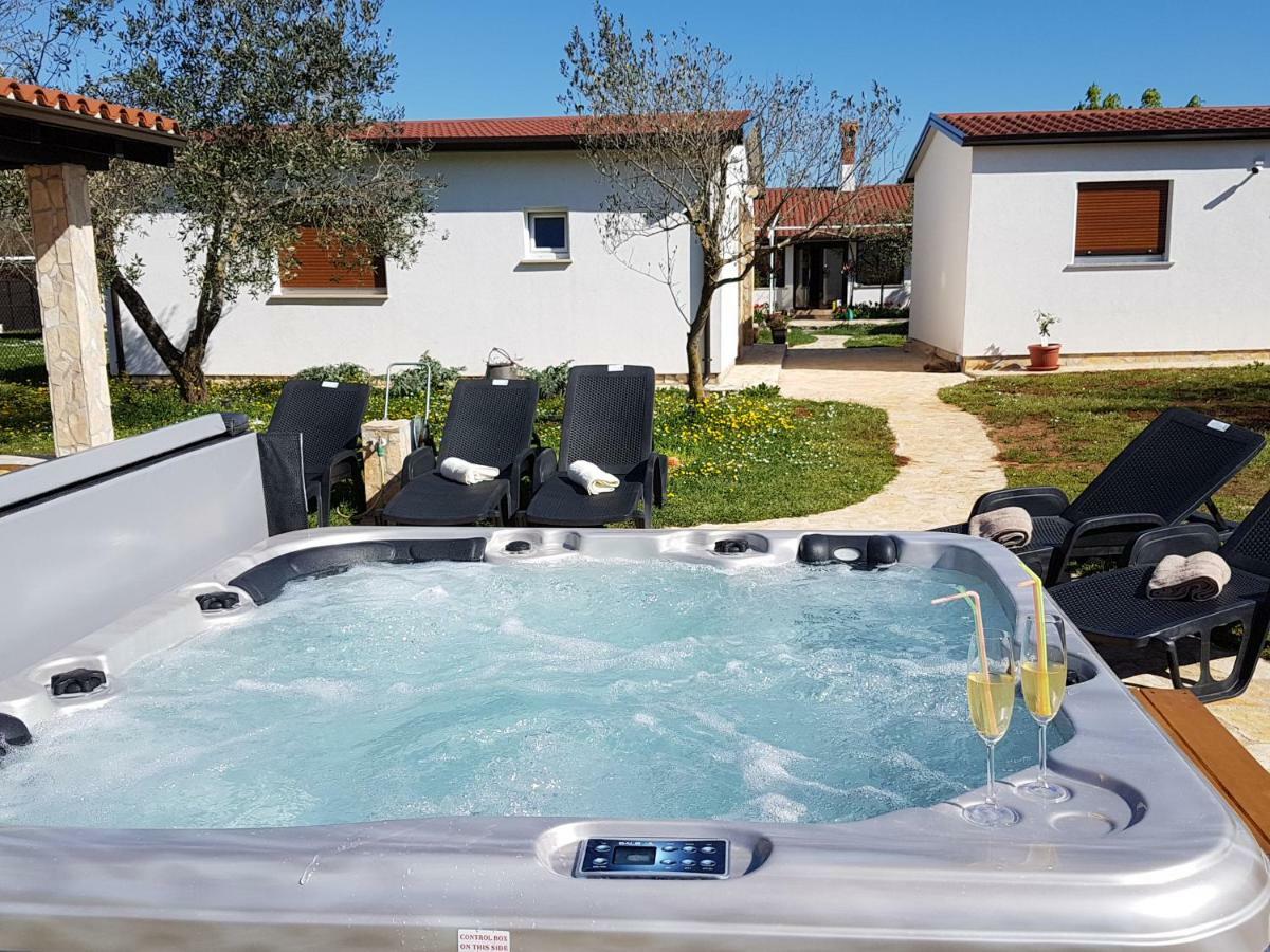 Holiday Home Kerniat Pula Exterior foto
